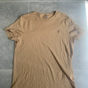 Ralph Lauren T-shirt Beige M - ✔️skickas inom 24h ✔️toppkvalitet  ✔️självklart äkta  ✔️skön och snygg  ✔️Mitt pris 250kr  Kommer från ett rökfritt hem 