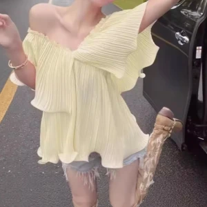 Ljusgul offshoulder plisserad topp - Superfin ljusgul offshoulder topp med plisserat tyg och volangkant. Toppen är luftig och har en lös passform, perfekt för varma dagar. Den är ärmlös med bred volang över axlarna och ger en romantisk vibe.                          Längd 36 cm