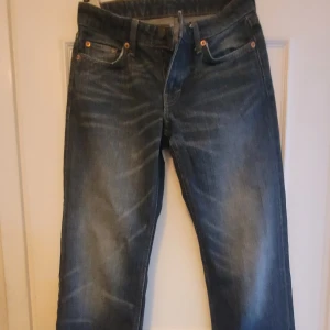 Weekday Arrow Low Straight Jeans blå - Snygga blå jeans från Weekday i modellen Arrow Low Straight Jeans. De har låg midja och raka ben, klassisk femficksdesign och coola slitningar framtill. 