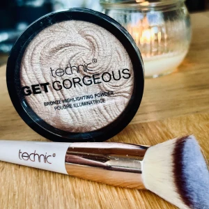 Technic ”Get Gorgeous” Bronze Highlighting powder! - Technic ”Get Gorgeous” Bronze Highlighting powder 6 g. Plomberad. En oanvänd fluffig highlighterbrush från Technic medföljer.