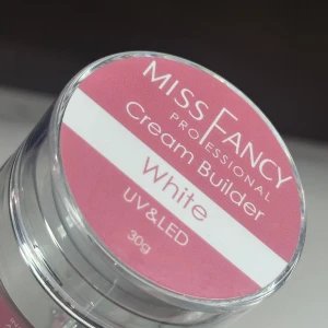 Miss Fancy Cream Builder White - Miss Fancy Professional Cream Builder i färgen White. Kommer i en snygg rosa och silverfärgad burk med en pump. Gelen har hög viskositet och har en krämig konsistens. Finns ungefär en tredjedel kvar