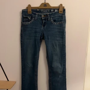 Low waist bootcut jeans med detaljer - Säljer dessa jätte snygga jeans från Miss C med jätte fina detaljer🥰 passar längdmässigt någon 158-164💞