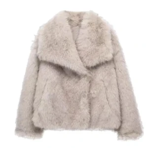 Beige pälsjacka - Säljer en fluffig och stilren beige pälsjacka med långa ärmar. Perfekt för att hålla sig varm och trendig under kyliga dagar. Jackan har en klassisk design med en mjuk och lyxig känsla. Skriv för funderingar eller fler bilder!!🤍