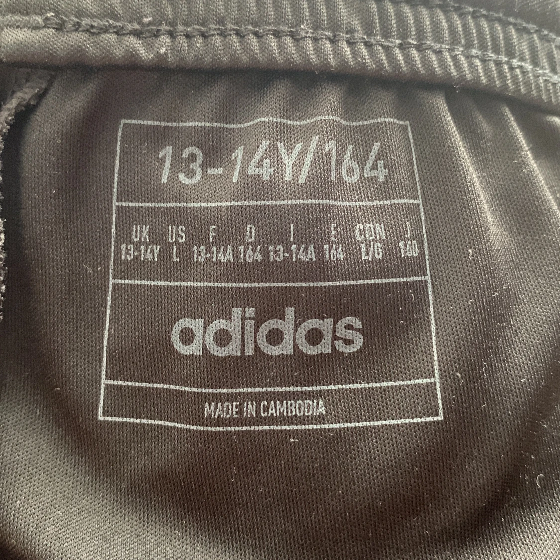 Svarta Adidas shorts med röda ränder - 2