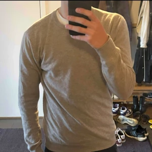 John Henric kashmir - Säljer en beige kashmir tröja från John Henric. Tröjan är gjord av 100% kashmir. Den är i storlek M och passar ganska perfekt för dig som är runt 180-185. Skicket är väldigt bra, säljs då den inte används. 