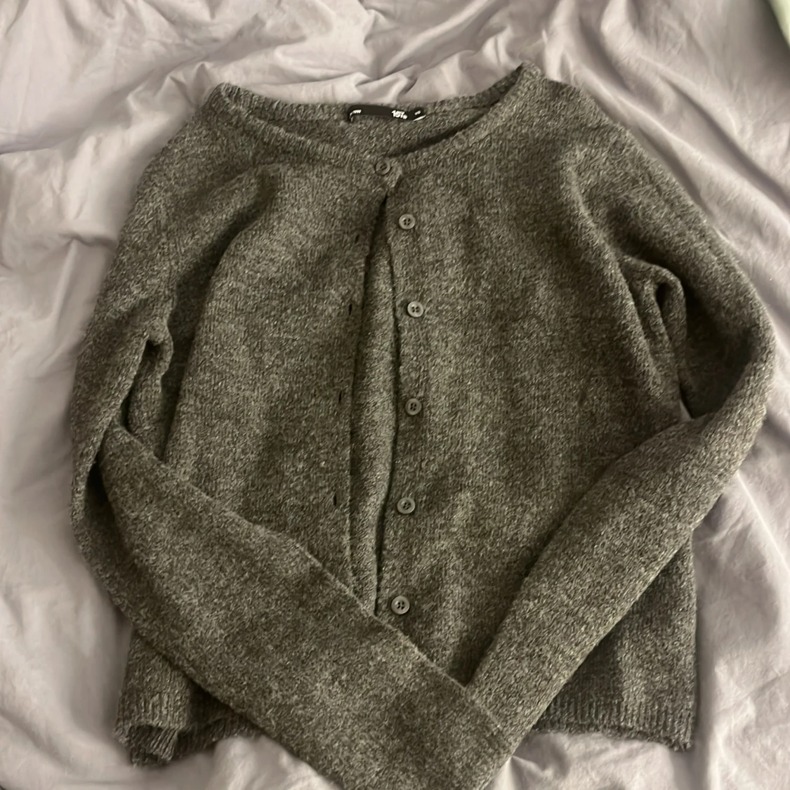 Grå kofta med knappar
