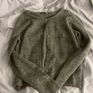 Grå kofta med knappar - Stickad kofta från Lager 157, i nyskick då den är använd ca 2 gånger. Storlek Xs men skulle säga att den sitter som en S. väldigt gosigt material och den är varm! 