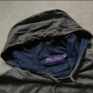 Ralph Lauren purlple lable - Typ inte mycket att säga – Purple Label, alltså RL:s lyxlinje. 100% pima bomull, tillverkad i Peru. Färg: mörkgrå med marinblå huva. Använd nån gång. Nypris runt 8k. Nu säljer jag den för basically ingenting 💁‍♂️