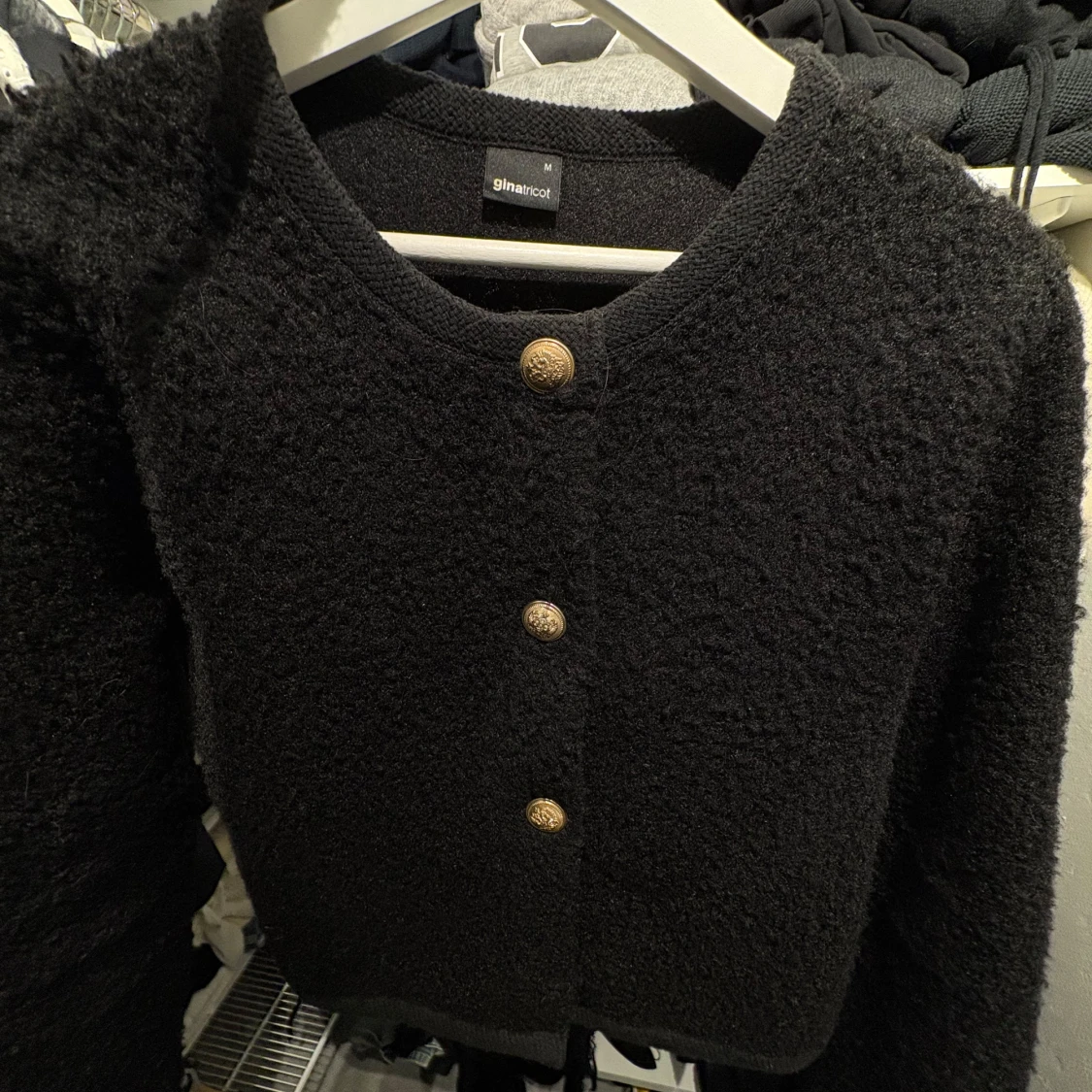 Svart kofta från Gina Tricot med guldknappar - 1