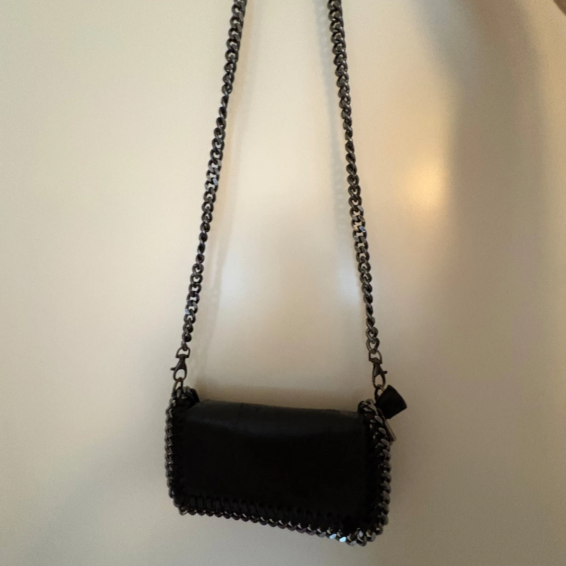 Svart axelväska med kedjedetaljer - 1