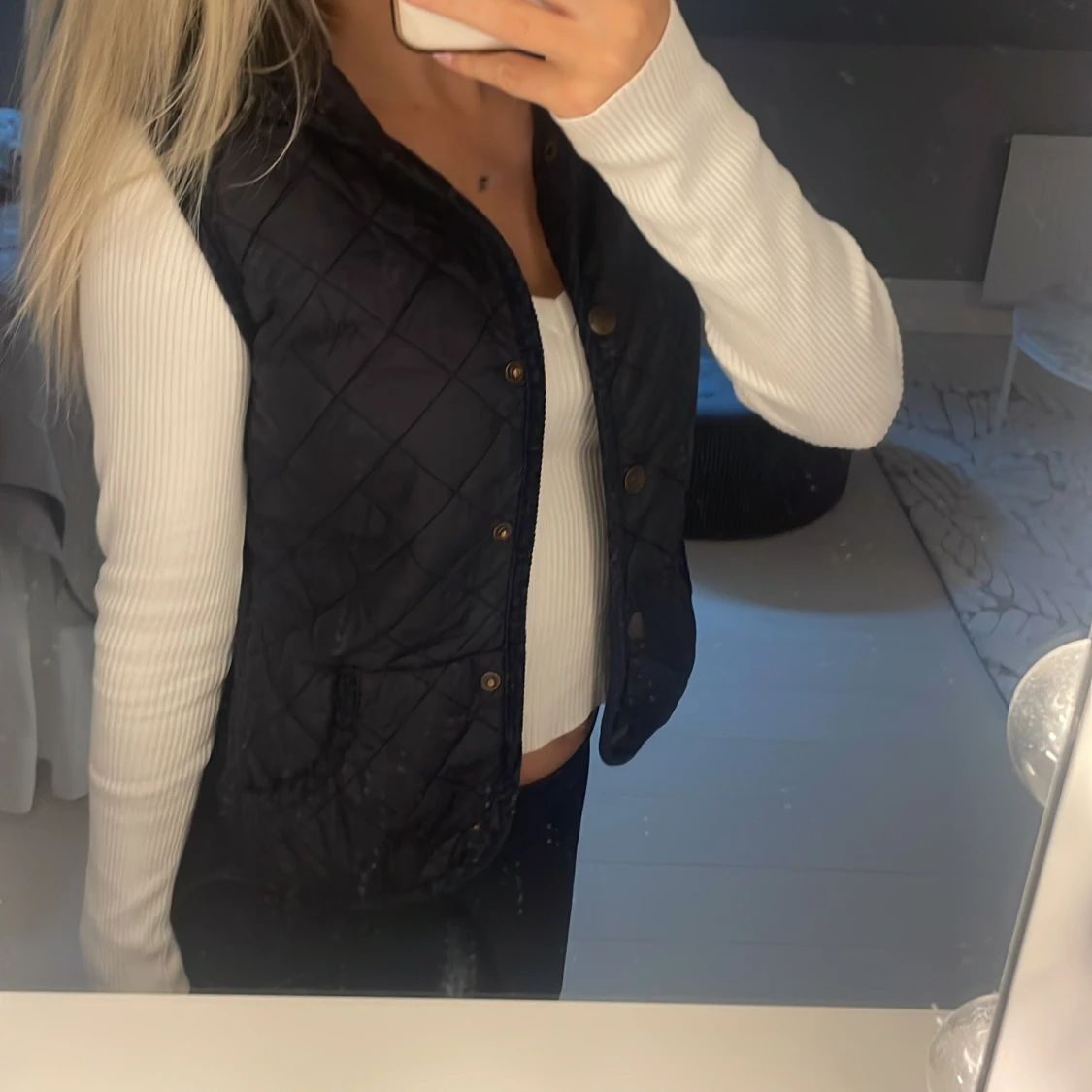 Svart quiltad dunväst från SVEA