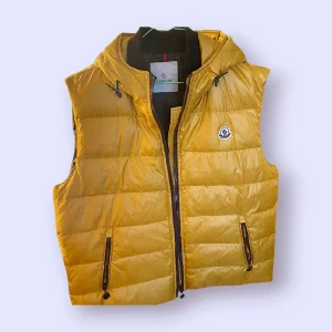 Väst från Moncler - Köpt i en vintagebutik, har inget äkthetskvitto så är inte hundra på äktheten men kvalitén är på en hög nivå.