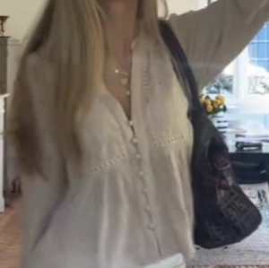 Söt blus - Jätte fin blus som är perfekt till sommaren. Skriv bara om du vill h mer bilder💕