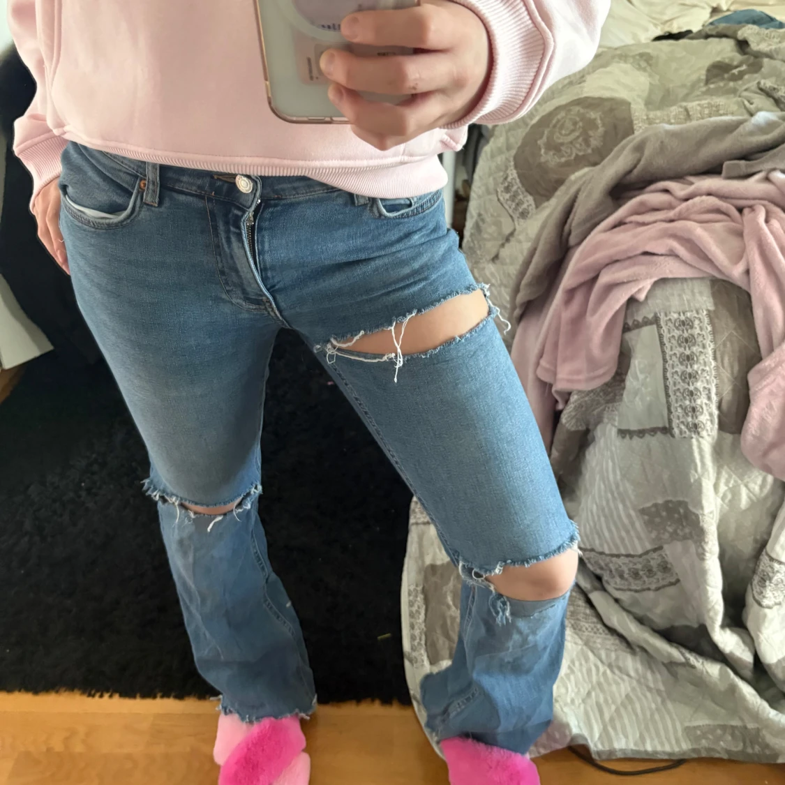 Blå bootcut jeans med slitna hål - 2