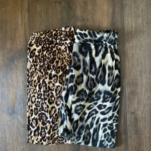 Byxor  - 2 par lågmidjade byxor med leopard mönster, tunna och så sjukt sköna. Jag är 166 som referens o nästan för korta för mig. Står storlek 38, men skulle säga de är ganska korta i storleken.