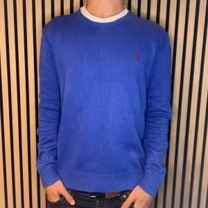 Ralph Lauren sweater  - Blå Ralph Lauren sweater | Skick 7,5/10, tröjan har små missfärgningar | Stolek L men sitter som S på grund av att den har krympt i tvätten | Hör gärna av dig vid minsta fundering😊