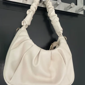 Vit/beige handväska - Fin handväska till fester eller vardag, aldrig använt bra skick💕