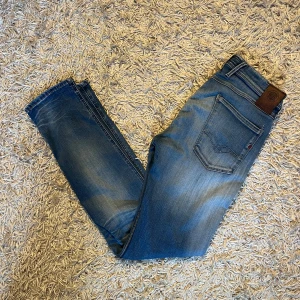 Replay Anbass hyperflex blå jeans herr - Säljer ett par blå Replay Anbass jeans med slim  passform och hyperflex. Bra skick, inga  märkvärdiga anmärkningar. Storlek 31 mått kan såklart skickas vid osäkerhet. Postas antigen samma dag som köp eller dagen därpå🙌💯