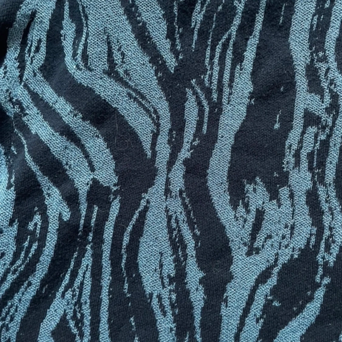 Blåsvart stickad kjol med zebramönster - 1