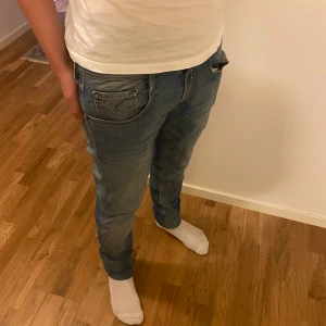 Replay Anbass ljusblå jeans herr - Tjena! Säljer dessa snygga ljusblåa Replay Anbass jeans i storlek 33/34 i modellen slim fit. Skicket är 9/10 och de har inga defekter. Jag på bilden är runt 175 lång och väger runt 65 och de är lite stora i midjan och längden. Hör gärna av dig för frågor eller extra bilder!