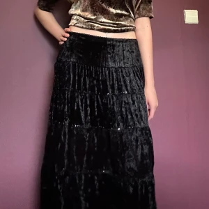 Whimsigoth velvet skirt - Jättefin sammetskjol i fint skick! Skulle uppskatta den mer som en M. Fina detaljer på och ger en whimsigothic look