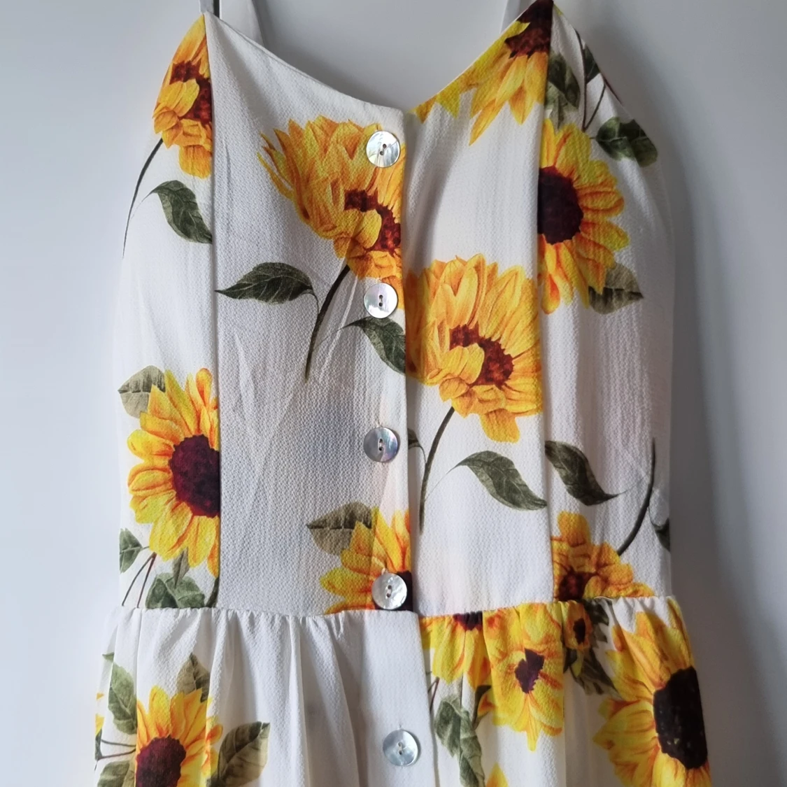 Vit klänning med solrosor och knappar - 1