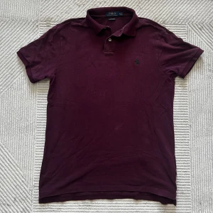 Ralph lauren piké | M  - Vinröd Ralph lauren piké | fint skick och inga defekter förut en fläck som syns på sista bilden (påverkar inte helhetsintrycket) | har du några funderingar tveka då inte på att höra av dig | ⚜️