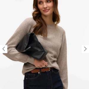 Beige stickad tröja i ullblandning - Mysig beige stickad tröja med rund hals och långa ärmar. Tröjan har en enkel och klassisk design, perfekt att styla med jeans eller kjol. Materialet känns mjukt och värmande, och färgen är lätt att matcha med andra plagg. Helt ny, aldrig använt från vero Moda 