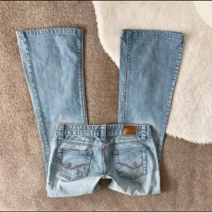 Lågmidjade bootcut jeans  - Från reserved i storlek 28/32 passar xs. Midjesmått 38cm tvärsöver och innebeneslängden är 77cm.