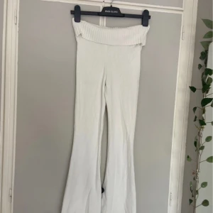 Vit stickat sett  - Säljer ett superfint mjukissett från H&M i stolek 152-158 men passar även XS. Säljer då de tyvärr är försmå för mig. Passar till vardags och även som myskläder hemma🤗