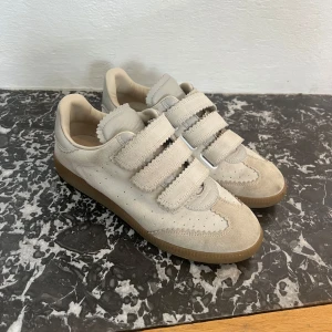 Isabel Marant Sneakers - Superfina sneakers från isabel marant köpta förra året. Box och dustbag finns! De är sparsamt använda ❤️ Köpta för 2400kr