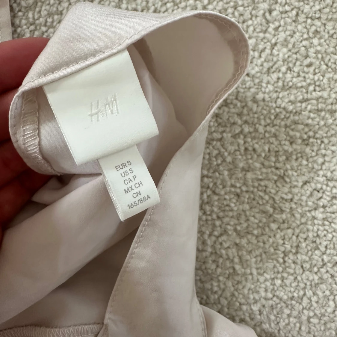 Ljus långklänning från H&M i satin - 2