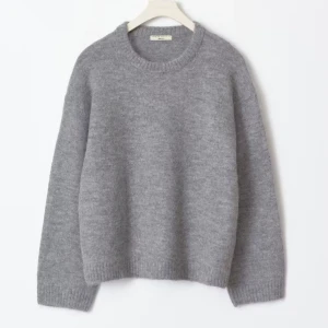 Grå stickad tröja från Gina Tricot  - Jätte mysig slutsåld tröja från Gina Tricot!! Älskar den jätte mycke men den kommer tyvärr inte till användning💗💗Bara använd 1 gång men ser helt oanvänd ut!