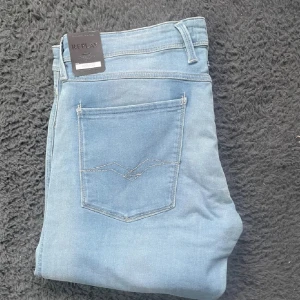 Replay Anbass jeans  - Helt nya Replay jeans! Börja följ för jag har över 100 par helt nya Replay jeans som kommer laddas upp!!!Tyvärr kan jag inte skicka bild när jag själv bär plagget då jag för det första ofta inte kan ha storlekarna jag säljer och för det andra skulle det bli alldeles för mycket jobb när jag säljer så mycket, så jag rekommenderar att man kikar måtten på sista bilden heller googlar på modellnamnet för att se passformen :) längd 97cm bredd 46cm