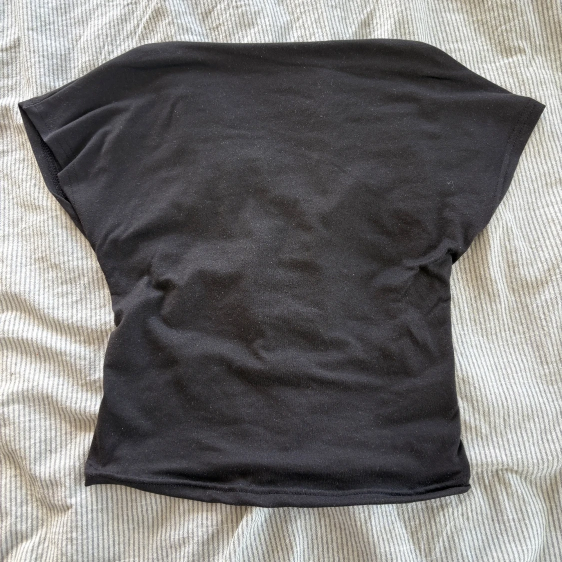 Svart croppad topp med öppen rygg