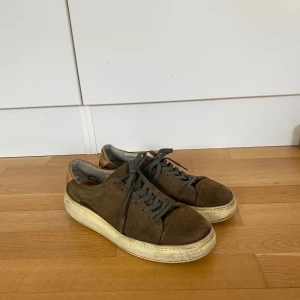 Sneakers Sneaky Steve - Sneakers från Sneaky Steve i mockaimitation, herr. Tecken på användning men annars ok skick, se bilder☺️
