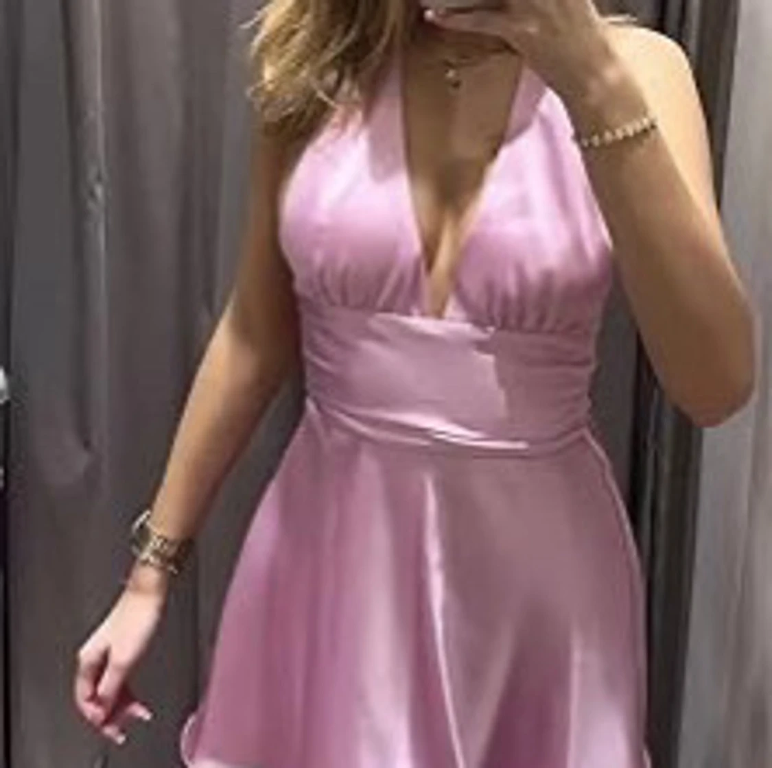 Rosa halterneck klänning i satin - 1