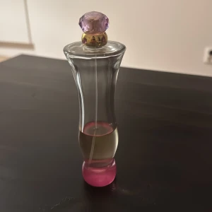 Versace Woman Eau de Parfum - Eau de parfum från Versace Woman erbjuder en långvarig doftupplevelse. 