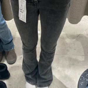 Svarta lowrise bootcut jeans från Gina Tricot - Snygga svarta bootcut jeans från Gina Tricot i storlek XS (32) Säljer pga de blivit för små. De är använda fåtal gånger men inget man märket av. Skriv gärna vid frågor!🩷