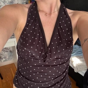 Prickig topp - Prickig halterneck topp från Gina, aldrig använd