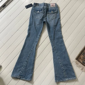 True Religion Joey Jeans - Helt nya aldrig använda True Religion Joey jeans! W28. Ok att köpa direkt 💙(ni kan även handla hos oss på karlaplans loppis den 2 och 9 augusti!)