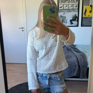 Vit hålstickad tröja - Superfin vit stickad tröja från ONLY med hålmönster! Så fin på sommaren till shorts eller kjol🤍👙
