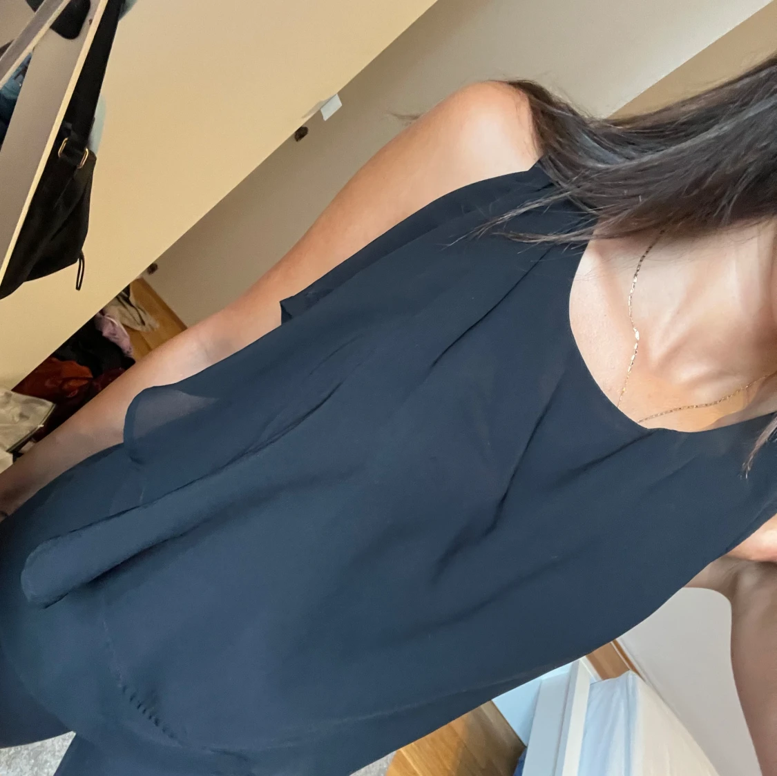 Svart ärmlös blus i luftig modell