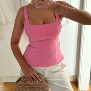 Rosa linnetopp med rosett i ryggen - Supersöt topp från Zara, som tyvärr inte kommer till användning. Inga defekter. 💞💞💞💞💞