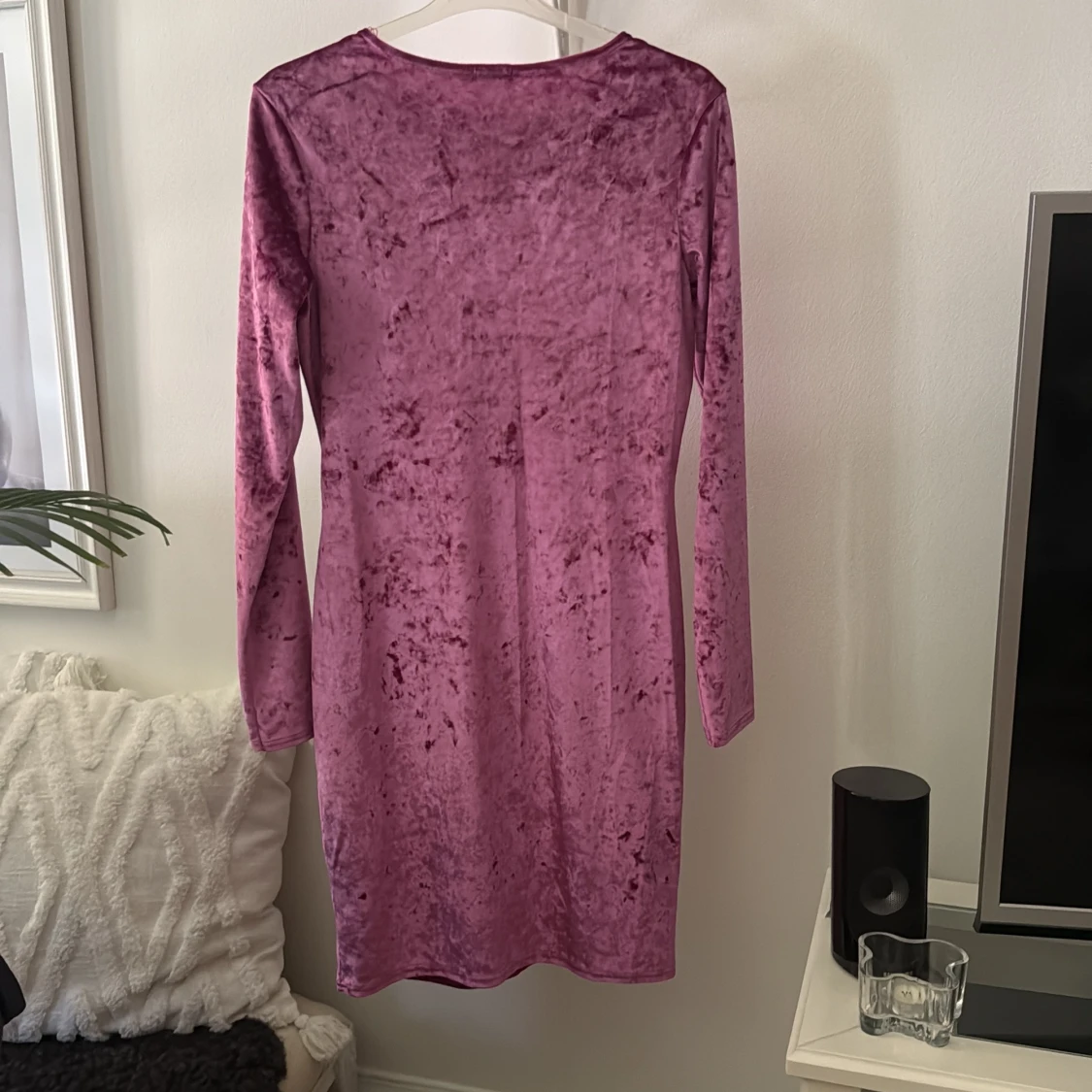 Rosa sammetsklänning från NLY Trend - 1