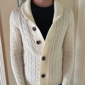 Beige stickad cardigan  - Säljer en beige stickad cardigan i strl S. Väldigt bra skick, inga konstigheter.