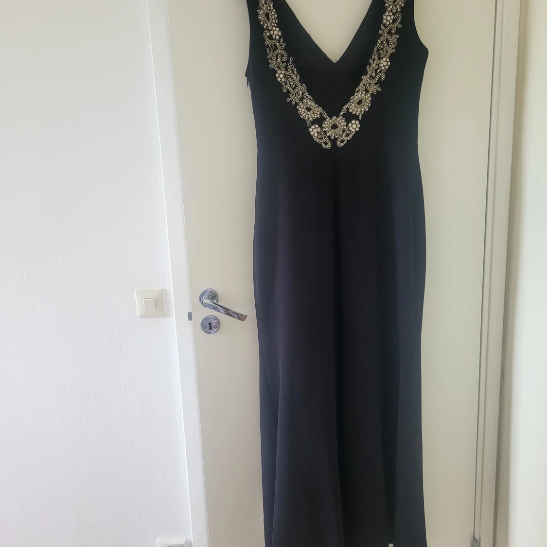 Svart långklänning med silverbroderi - 1