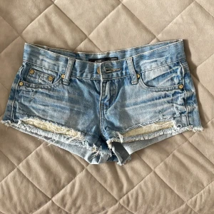 Blå jeansshorts  - Snygga blå jeansshorts från Sister med fransiga kanter och jättesnygga detaljer!! Köpta av en tidigare säljare och säljer om i med att dem var för små för mig, aldrig använd 💕 skriv privat för fler bilder