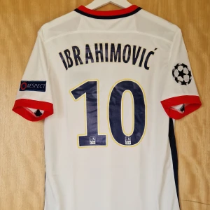 Zlatan Ibrahimović fotbollströja PSG 15-16 - Zlatan Ibrahimović PSG repIika fotbollströja 15-16. Helt ny med tag. Storlek: Small