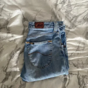 Jeans - Säljer ett par klassiska blå jeans från Lee. De är lågmidjade bootcut jeans. Liten defekt på sista bilden. Står ingen storlek men jag upplever de precis för korta på mig som är 165cm. Skulle säga storlek xs-s